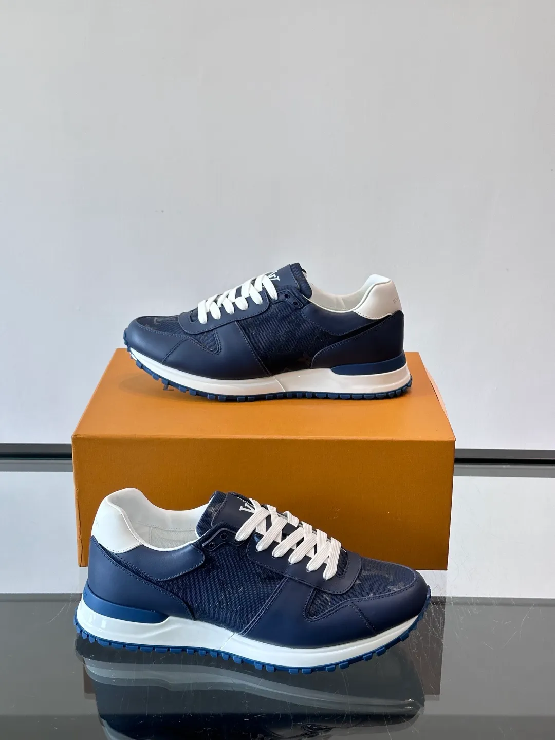 p520《＊OUIS＊UOTTO＊》Run Away men's sports shoes, first-layer cowhide + Monogram embossing, delicate texture and durable. The soles are made of foam + rubber, are light and elastic, and are comfortable to wear for a long time without tiring your feet. The tongue is long and stiff, so it is recommended to wear thick socks to improve the foot feel. The overall design is simple and versatile, and can be easily worn with jeans, casual pants, and suits. It is OK for commuting, shopping, and light exercise! The LV logo on the side of the shoe is very recognizable, and it is full of low-key luxury. It is a high-end sports shoe that is both business casual and trendy👟! size: 38-44 (45 46 customized)